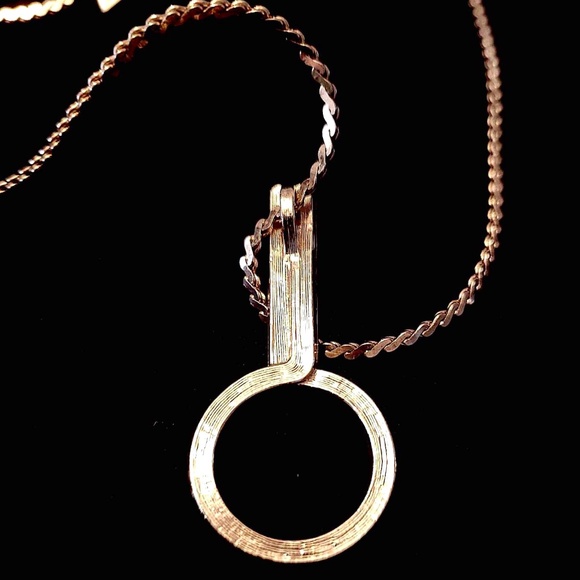 💞💗 SARAH COVENTRY Vintage Gold Toned Key Shaped Necklace With Gemstone Accents - Picture 9 of 10